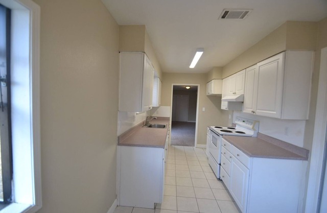 .SU HERMOSO LUGAR PARA LLAMAR A CASA SIN VERIFICACIÓN DE CRÉDITO *** Cómoda casa de 3 dormitorios y 2 baños.