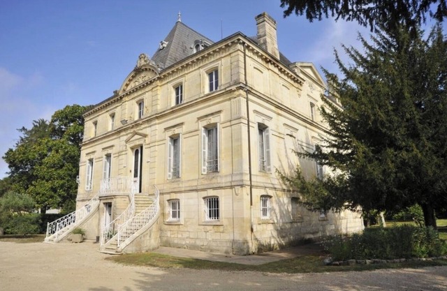 Your Château in the vineyards near Bordeaux