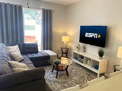 Your Cozy 3 Bd Home W Private Hot Tub & Bbq Gril