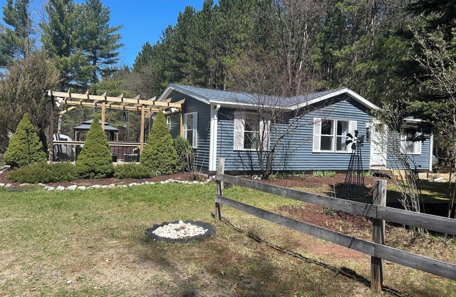 Your Cozy Boho Cabin In The Woods Located In Grayling Michigan!
