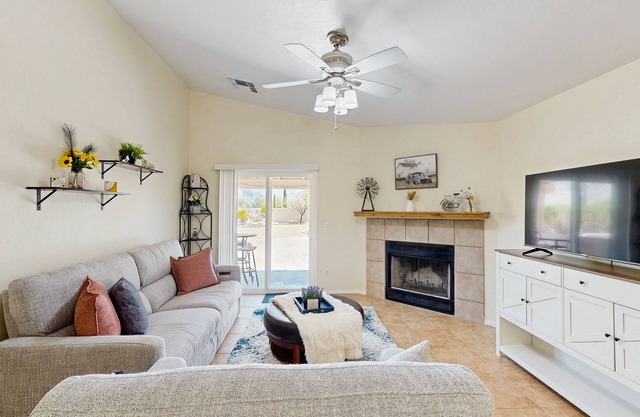 Your Cozy Desert Escape in the Heart of Oro Valley! Home has AC and parking