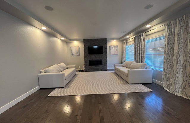 Your Dream Gateway Near DIA. 5-bedroom house in awesome Denver with WiFi, AC