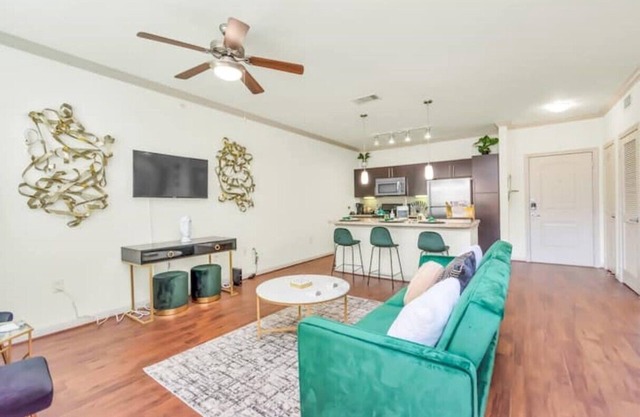 Your Emerald Luxury Escape-King Suite/MED/NRG/DTWN
