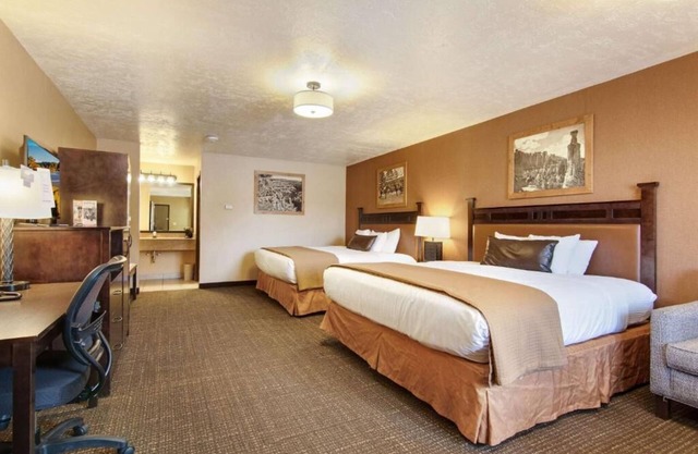 Your Gateway to Adventure! Swimming Pool, Free Breakfast, Pets Allowed!