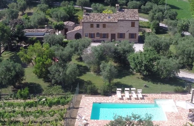 Su casa de vacaciones es una elegante casa de campo rodeada de vegetación.