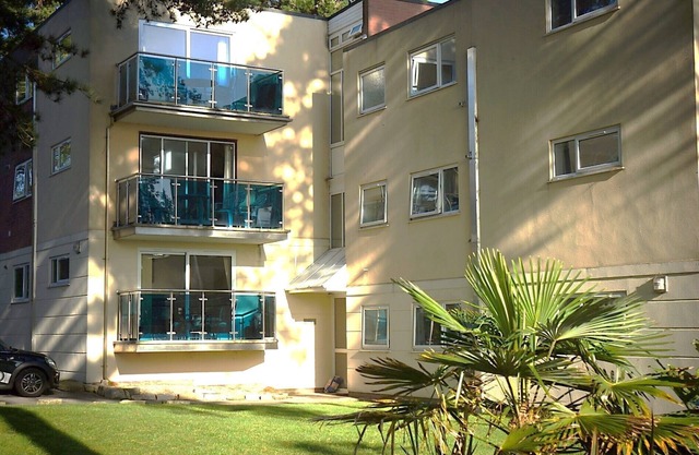 Su apartamento está a solo 100 metros de playas galardonadas en la península de Sandbanks.