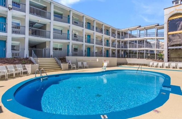 Your Home Away From Home! 3 Budget-friendly Units, Free Breakfast & Parking