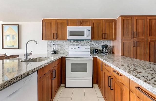 Your Home Away From Home! Full Kitchen, Free Parking, Beach Access, Outdoor Pool