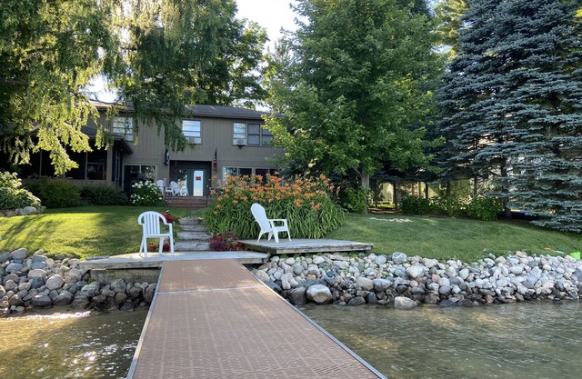 Su hogar lejos de casa en el hermoso lago de Bellaire