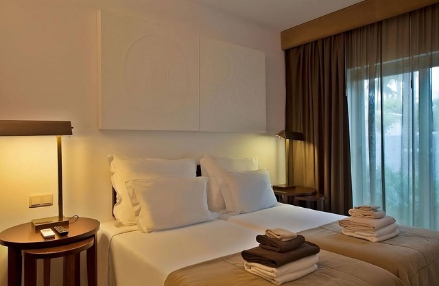 Your Home Away From Home! Fully-equipped Kitchen, Beach Access, Outdoor Pool!