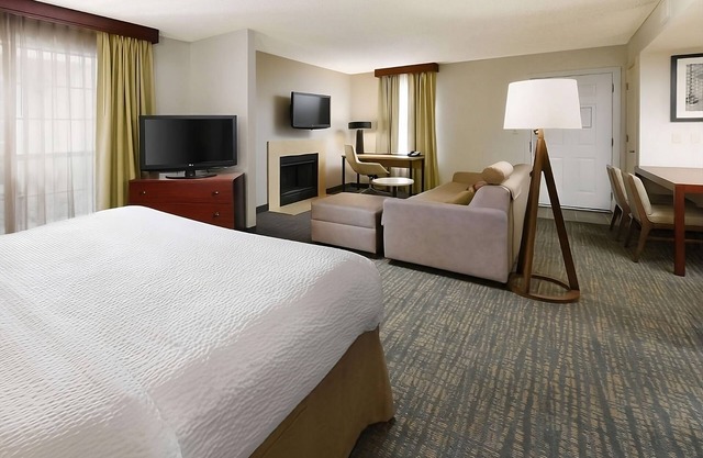 Your Home Away from Home in Vibrant Albuquerque! Free Breakfast, Full Kitchen!