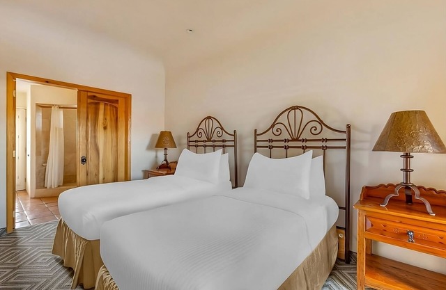 Your Home Away from Home! Full Kitchen, Swimming Pool, Free Parking!