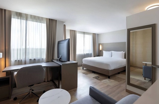 Your Home Away From Home! Outdoor Pool, Free Parking and Breakfast!