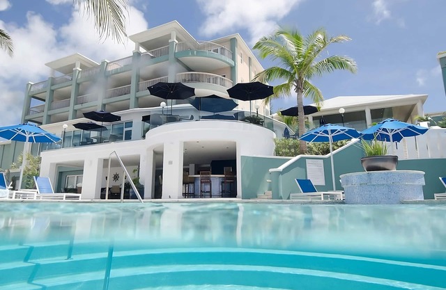 Your Home Far Away From Home! Outdoor Pool, FREE Parking, Near Southlands!