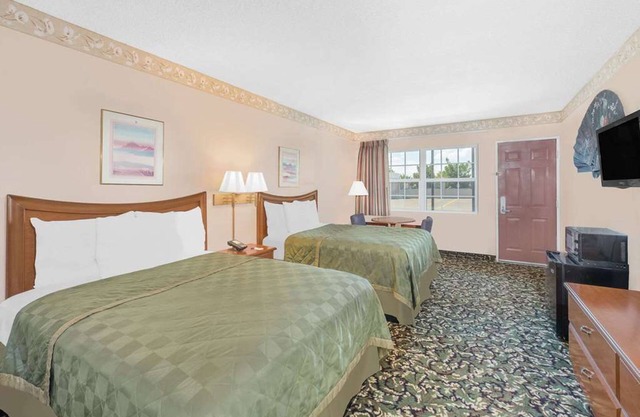 Your Home in Historic Pecos! Comes with Complimentary Breakfast! Seasonal Pool!