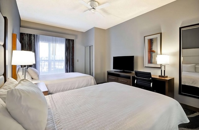 Your Home in Paradise! Free Breakfast, Full Kitchen, Pool, Pets Allowed!