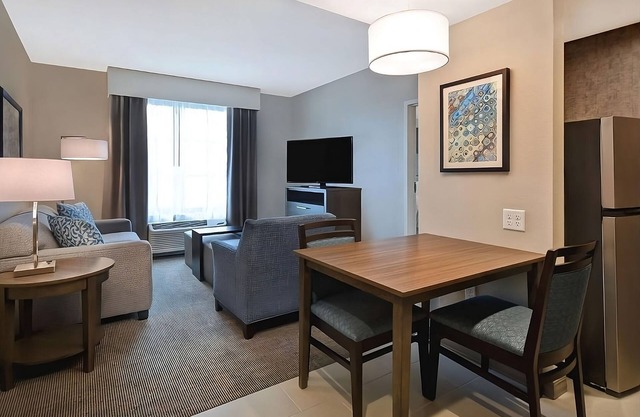 Your Home of Comfort and Joy! 2 Relaxing Units, Kitchen, Free Breakfast, Pool!