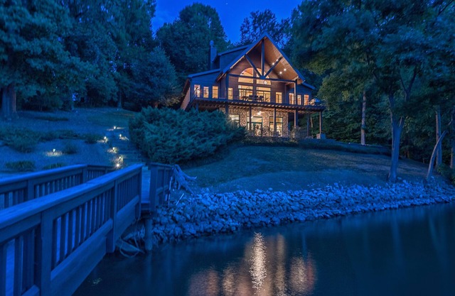Alquiler de cabañas en Lake Norman Lakefront: Casa privada | Acceso al lago | Duerme 16