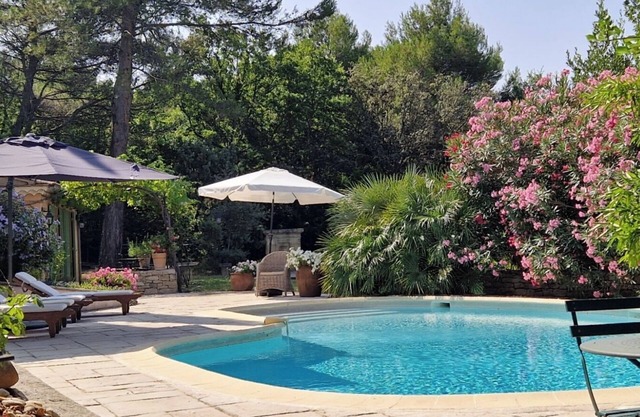 Tu pequeño rincón del paraíso en Provenza, tranquilo e íntimo. Piscina climatizada.