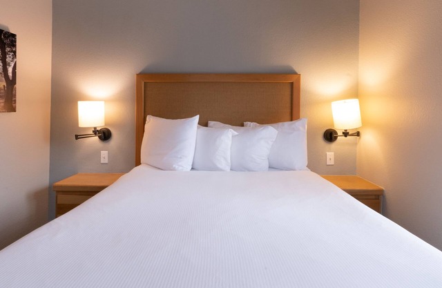 Your Napa Escape! 2 Relaxing Units, Free Parking, Outdoor Pool!