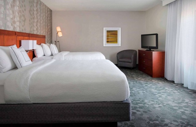 Your Newport Escape Awaits! Pet-friendly Suite w/ Balcony! Close to Downtown!
