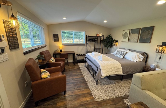Your North Bend Escape- A Cottage with a view- the majesty of Mt. Si