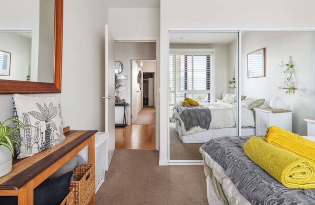 Your Northcote gem: 2BR, 2BA, modern. Ideal for couples, families & friends.