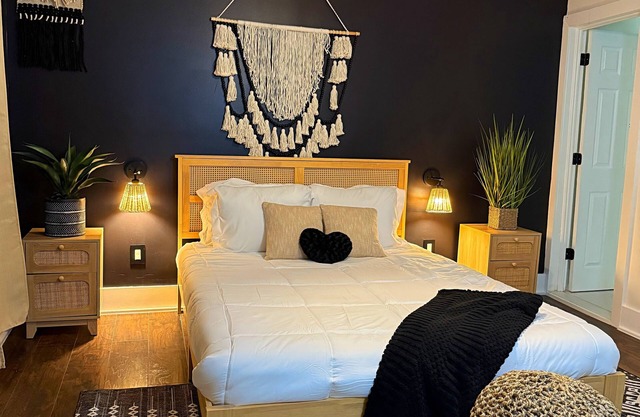 Your Oasis in the City w/Jacuzzi , Parking, self check in and WiFi