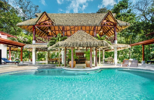 Su propio resort boutique de lujo privado a solo 2 minutos de la playa