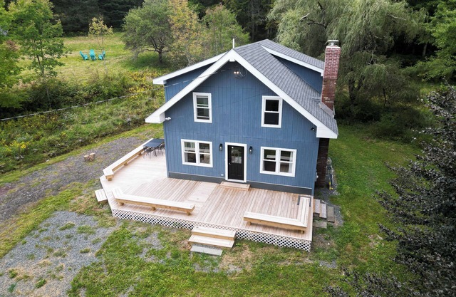 Your Own Winter Wonderland! Close to skiing w/t Fireplace, Firepit, Large TV