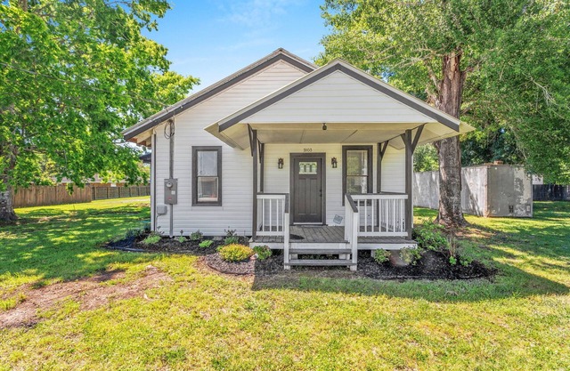 Your Perfect Louisiana Getaway: 3-Bedroom Home in the Heart of Jennings, LA