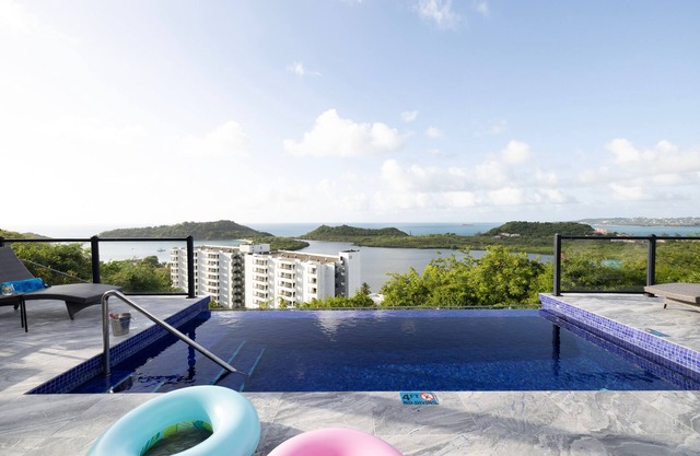 Villa de lujo con piscina infinita junto al Royalton