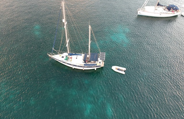 Catamarán para grupos pequeños con buceo, snorkel, remo y barbacoa a bordo.