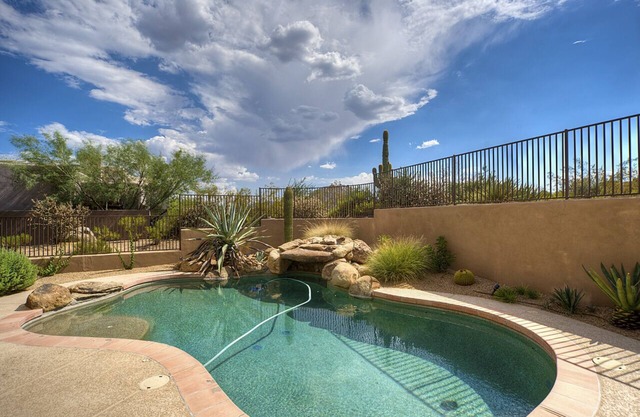 Su complejo privado: hermosa piscina y plano de planta abierto.