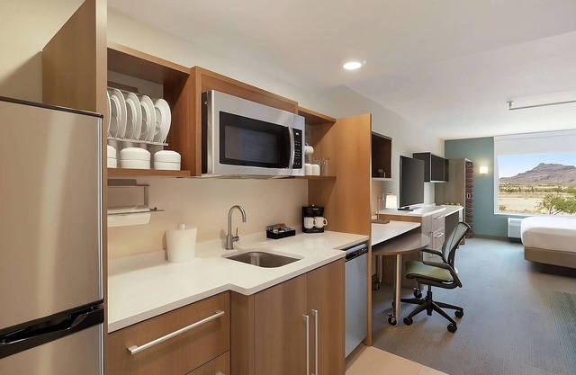 Your Private Retreat! Outdoor Pool, Free Breakfast, Pets Allowed, Free Parking!