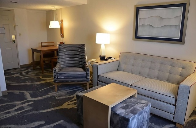 Your Relaxing Getaway Awaits! Full Kitchen, Free Breakfast, Pool, Pet-friendly!