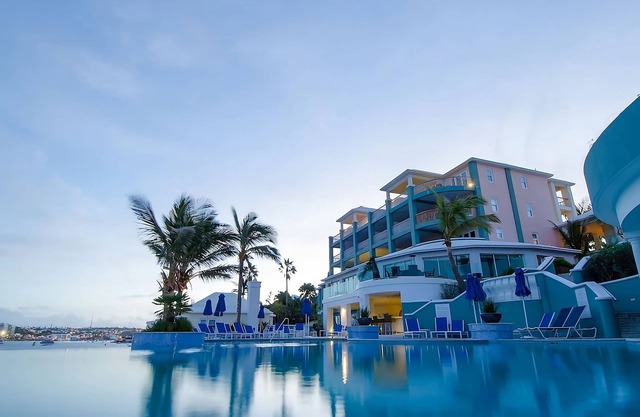 Your Relaxing Getaway Awaits! Outdoor Pool, FREE Parking, Near Barr's Bay Park!