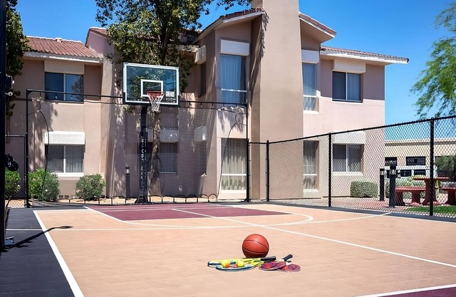 Your Relaxing Getaway Awaits! 2 Convenient Units, Outdoor Pool, Free Breakfast