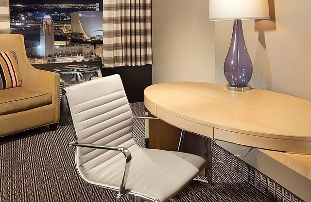 Your Relaxing Getaway Awaits! Free Parking, Rooftop Pool, Near Fremont Street