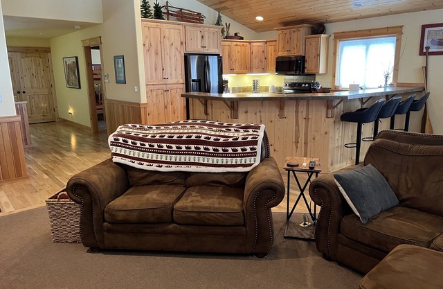 Your Restful Retreat in the Woods at Crescent Lake - Fastest WiFi in the area.