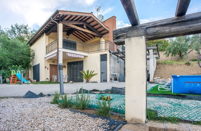 Tu base romana: Villa con jardín y piscina