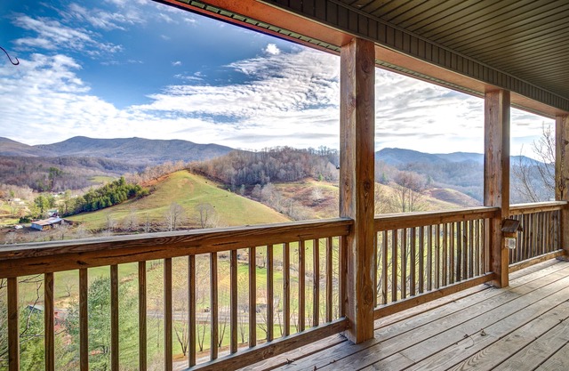Your Secluded Retreat with Breathtaking Views, Hot tub & Game room