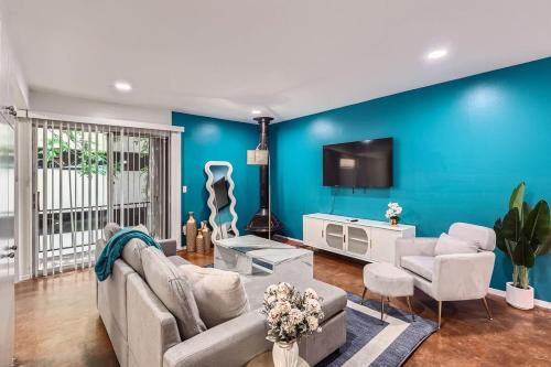 Your Stylish King Suite Getaway - Sleeps 4 - Pool, Prkg