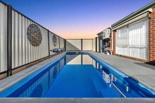 Your Tarneit Escape - 4BR Home with Pool & BBQ