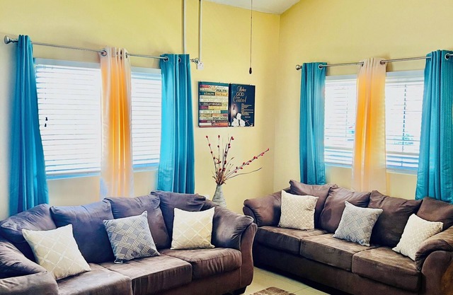 2 BR House, Comunidad cerrada cerca KGN y Portmore