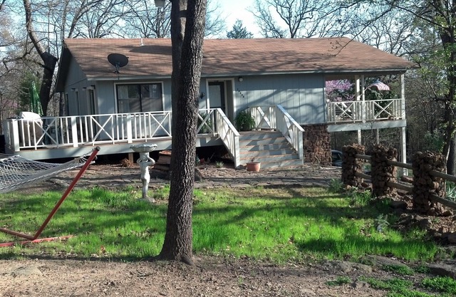 Casa renovada para familias ubicada a solo una milla del lago.