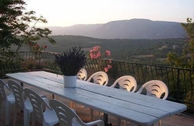 En Caseneuve en el Luberon '' La Maison d'Angéline '' le da la bienvenida ...