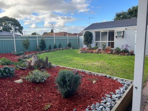 Yours 3 bedrooms house - Granny Flat Close to Park