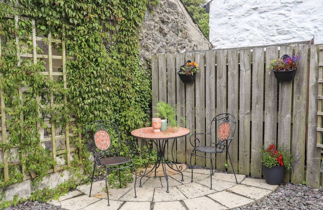 YSGUBOR BACH, pet friendly, with a garden in Llanddaniel Near Gaerwen