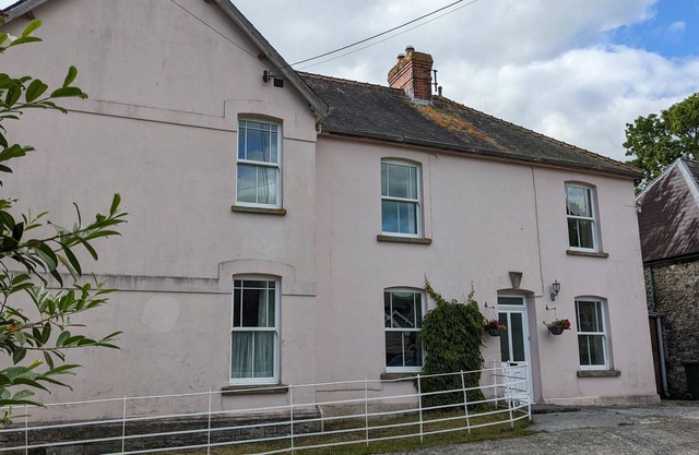 YSGUBOR FAWR, pet friendly, character holiday cottage in Llandovery